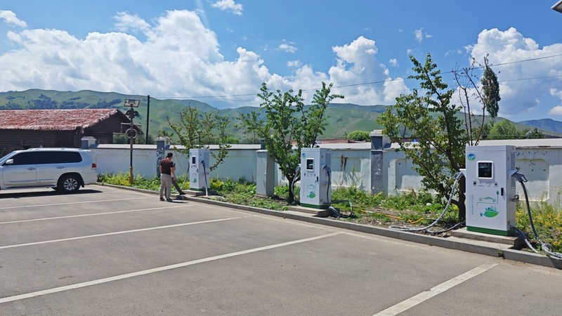 电动汽车新能源美标充电桩主要分为交流充电桩和直流充电桩两种类型